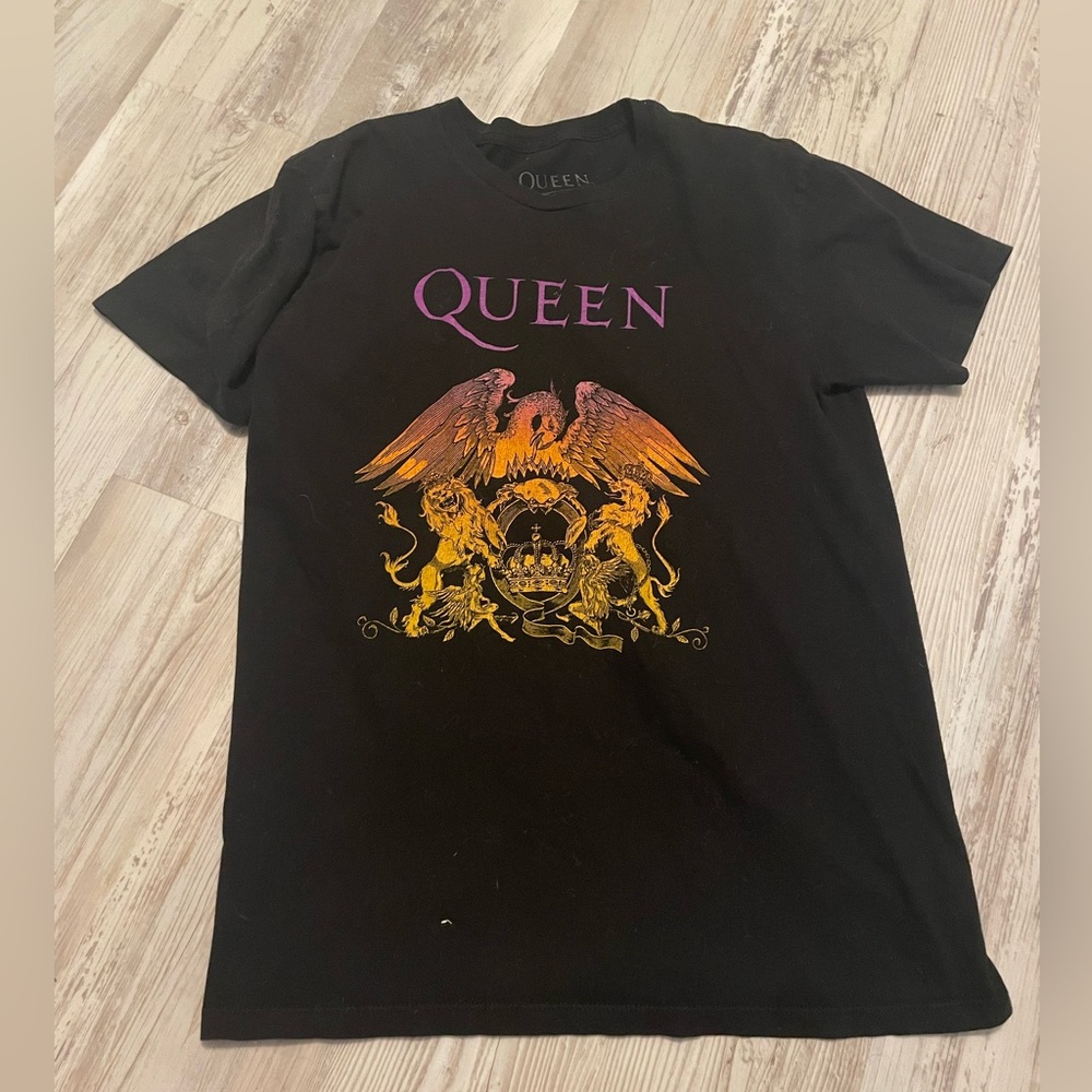 This is Queen merch! Size medium and black and rainbow color.